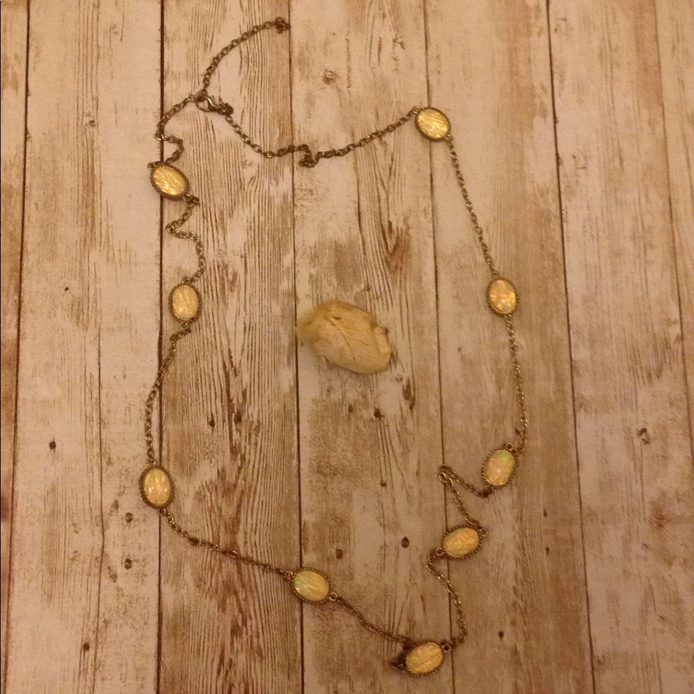Vintage faux opal necklace. Claw latch. Gold tone.